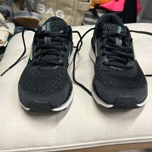 Brooks DYAD sneakers. Only worn a couple times . No box . Great condition